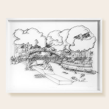 Dessin noir sur fond blanc, vue du canal avec un bateau, arbres, pont et personnage assis et debout